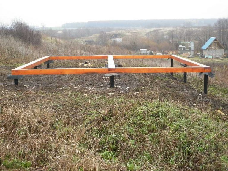 Установка теплицы из поликарбоната на сваи